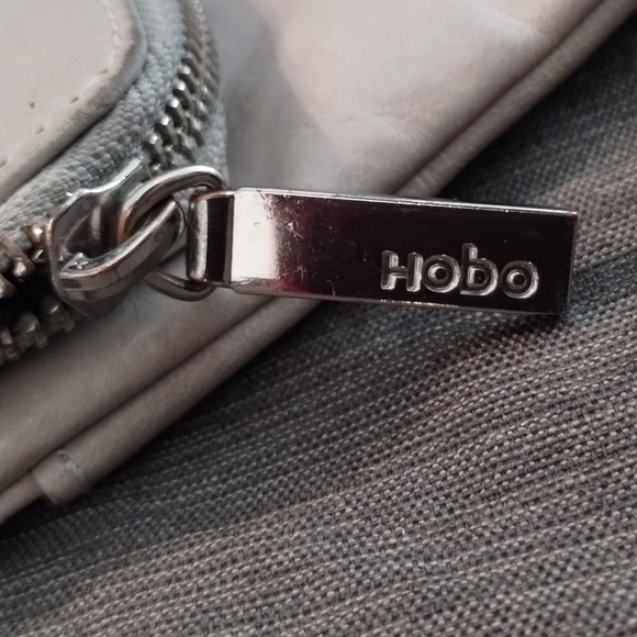 HOBO GRAY LEATHER CROSSBODY BAG WITH CHAIN STRAP 7"x5" MAGNETIC CLOSURE - Picture 8 of 16